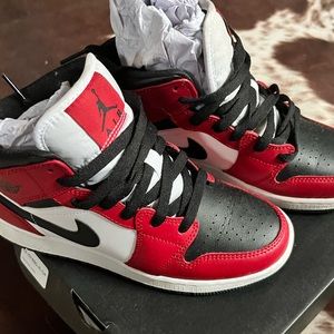 Air Jordan 1 mid GS Chicago black toe